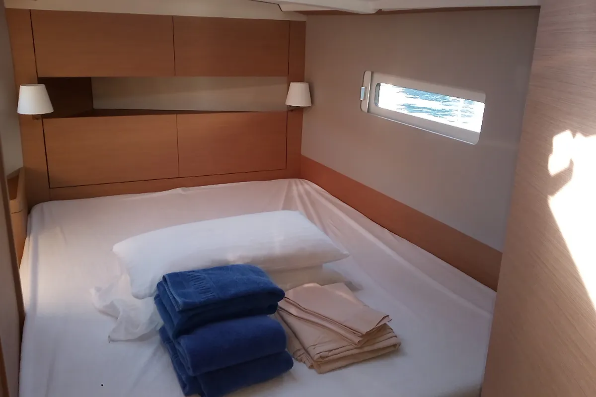 Cabin on Rocabruna, a Jeanneau Sun Odyssey 410 sailboat at Palamós, Spain