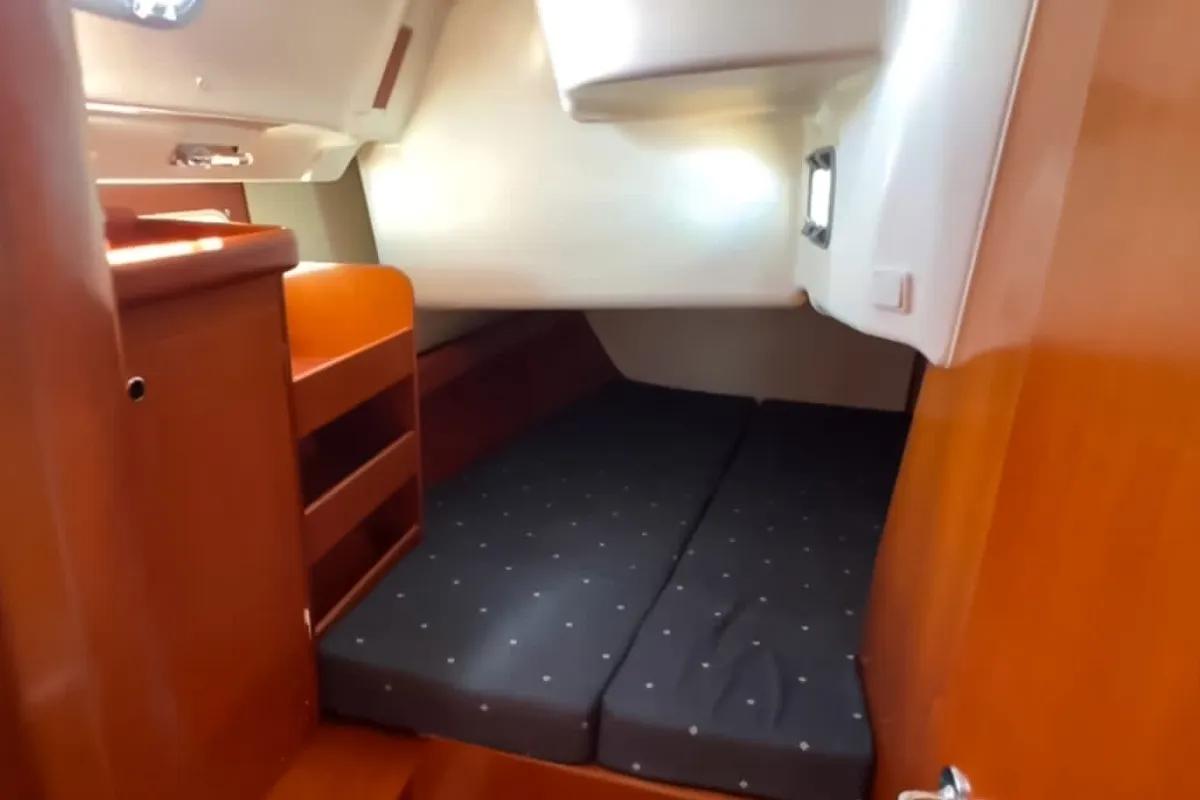 Cabin on Derin, a Beneteau Oceanis Clipper 423 sailboat at Fethiye, Turkey