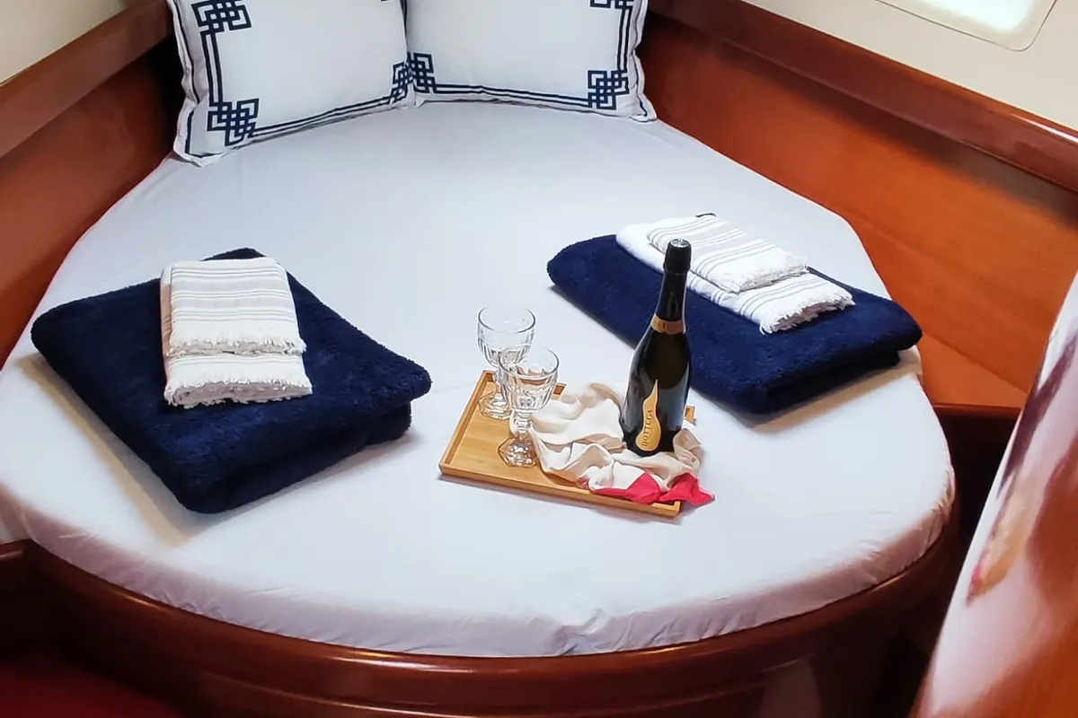 Cabin on Derin, a Beneteau Oceanis Clipper 423 sailboat at Fethiye, Turkey