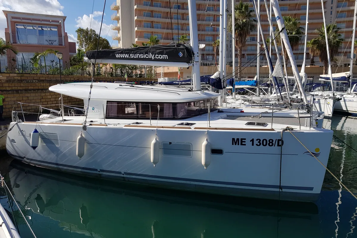 Exterior view of Senza Tempo, a Lagoon 400 S2 catamaran at Tonnarella, Italy
