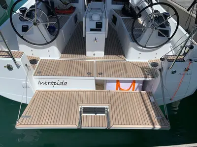 Deck of Intrepida, a Jeanneau Sun Odyssey 410 sailboat at San Vincenzo, Italy