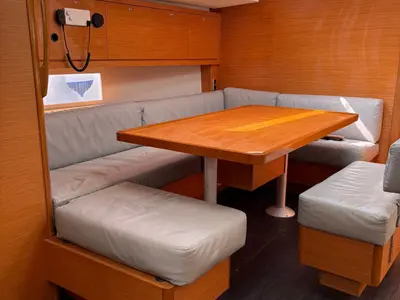 Salon of Chuck, a Dufour 470 sailboat at Tonnarella, Italy