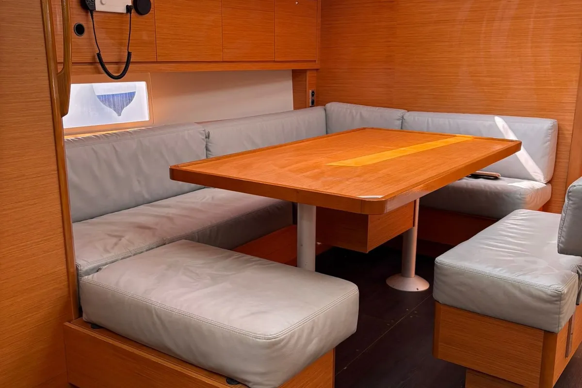 Salon of Chuck, a Dufour 470 sailboat at Tonnarella, Italy