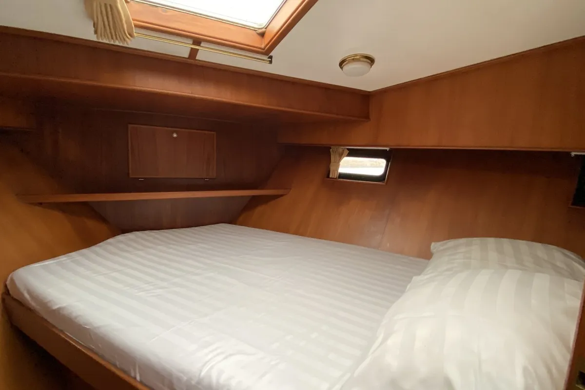 Cabin on Antaris, a Vri-Jon Contessa 37 motorboat at Heukelum, Netherlands