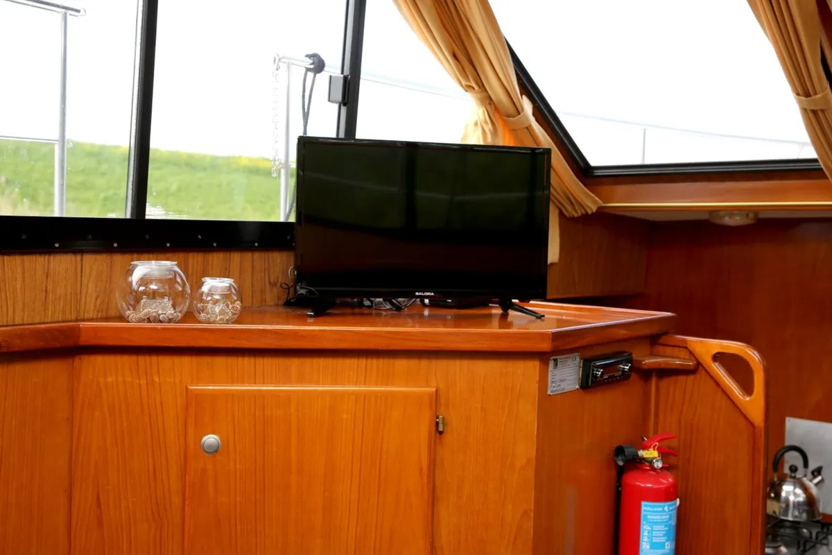 Salon of Antaris, a Vri-Jon Contessa 37 motorboat at Heukelum, Netherlands