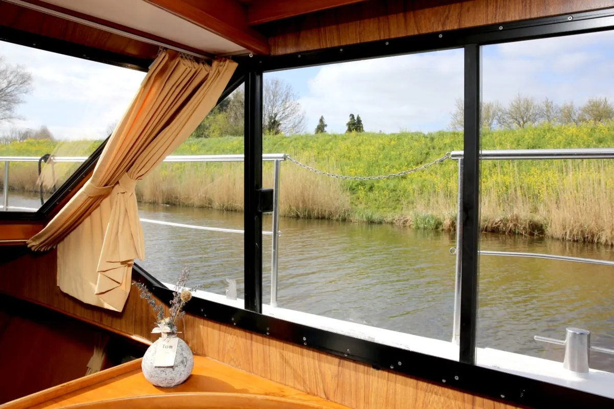 Salon of Antaris, a Vri-Jon Contessa 37 motorboat at Heukelum, Netherlands