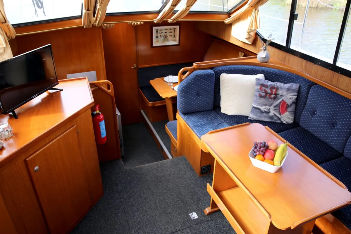Salon of Antaris, a Vri-Jon Contessa 37 motorboat at Heukelum, Netherlands