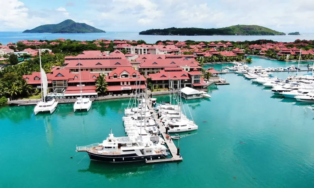 Aride, a Lagoon 380 catamaran at Roche Caiman, Seychelles