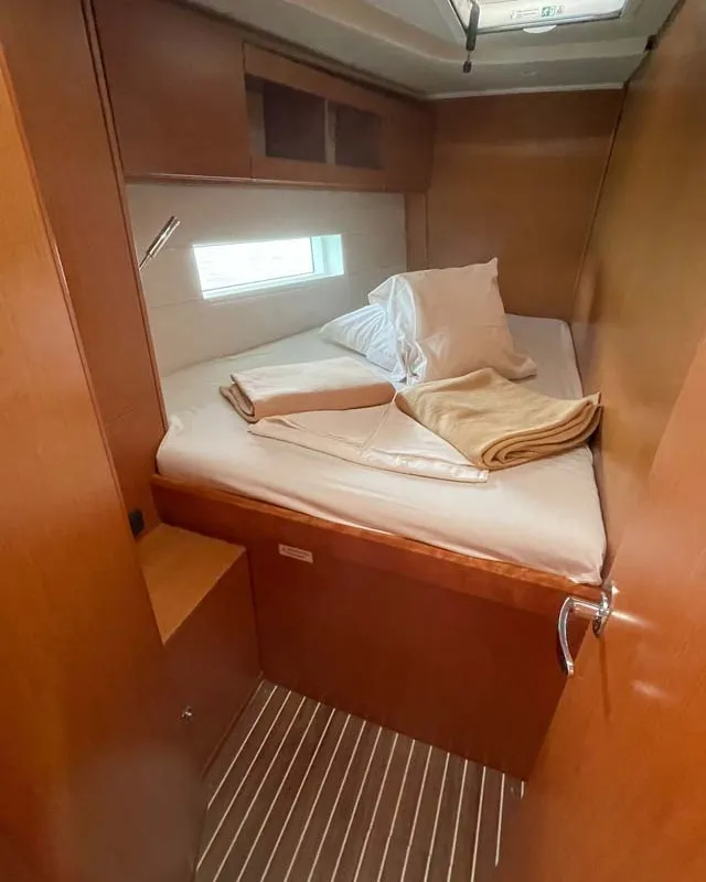 Cabin on Insomnia, a Bavaria C50 Holiday sailboat at Figari/Golfo Aranci, Italy