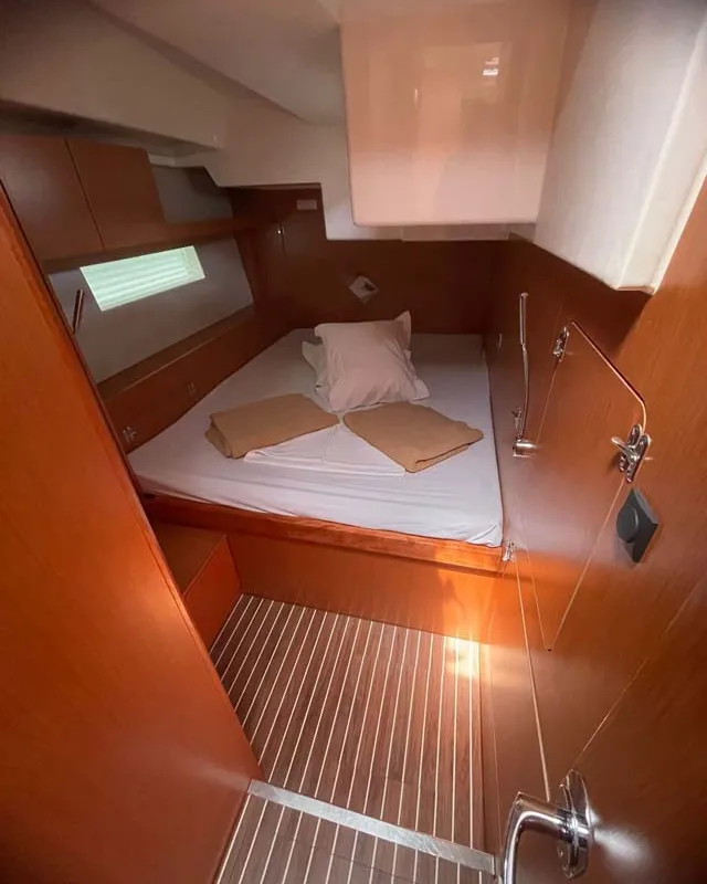Cabin on Insomnia, a Bavaria C50 Holiday sailboat at Figari/Golfo Aranci, Italy