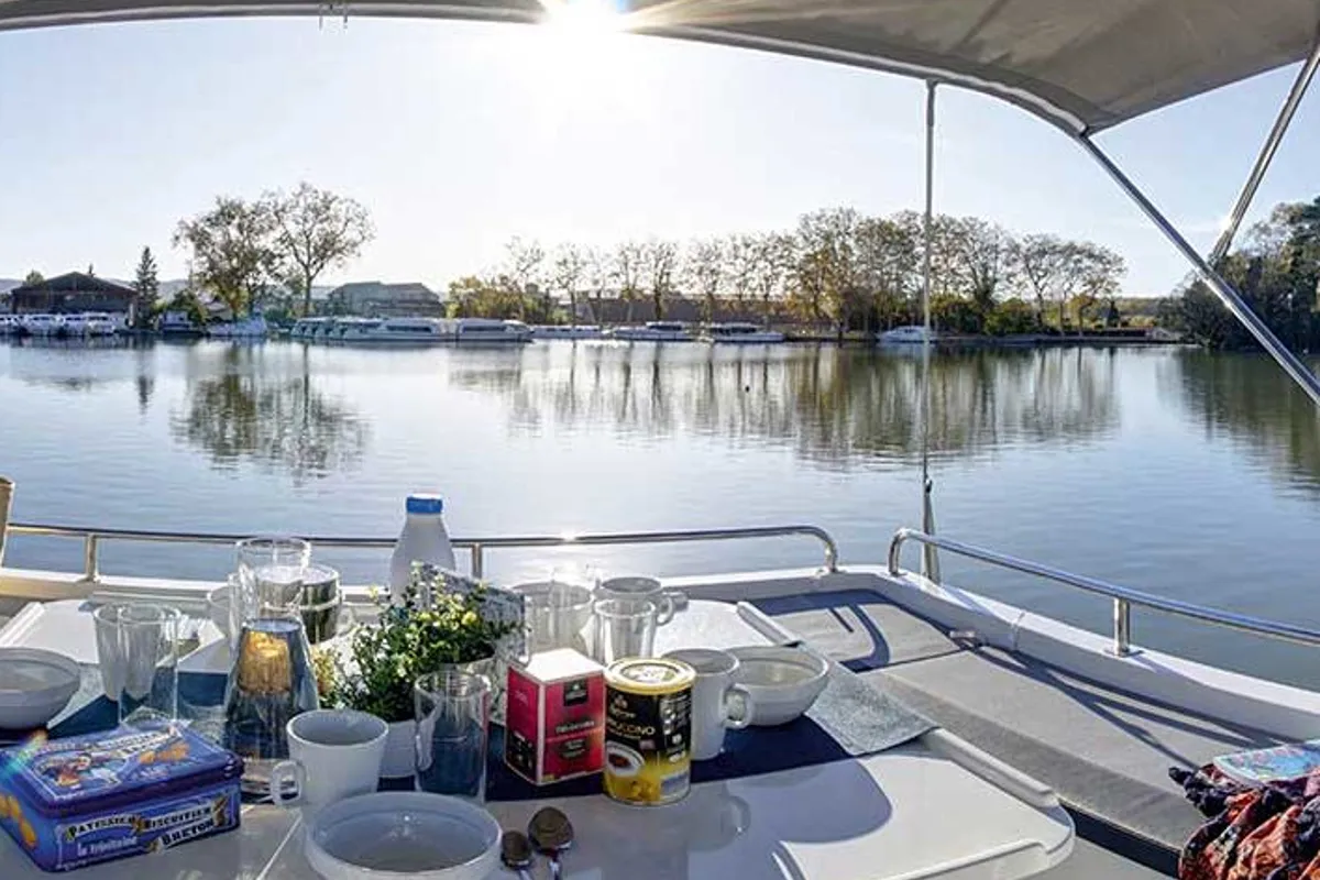 Deck of Horizon 2 - Premier 31, a Cygnet Horizon 2 motorboat at Rheinsberg, Germany