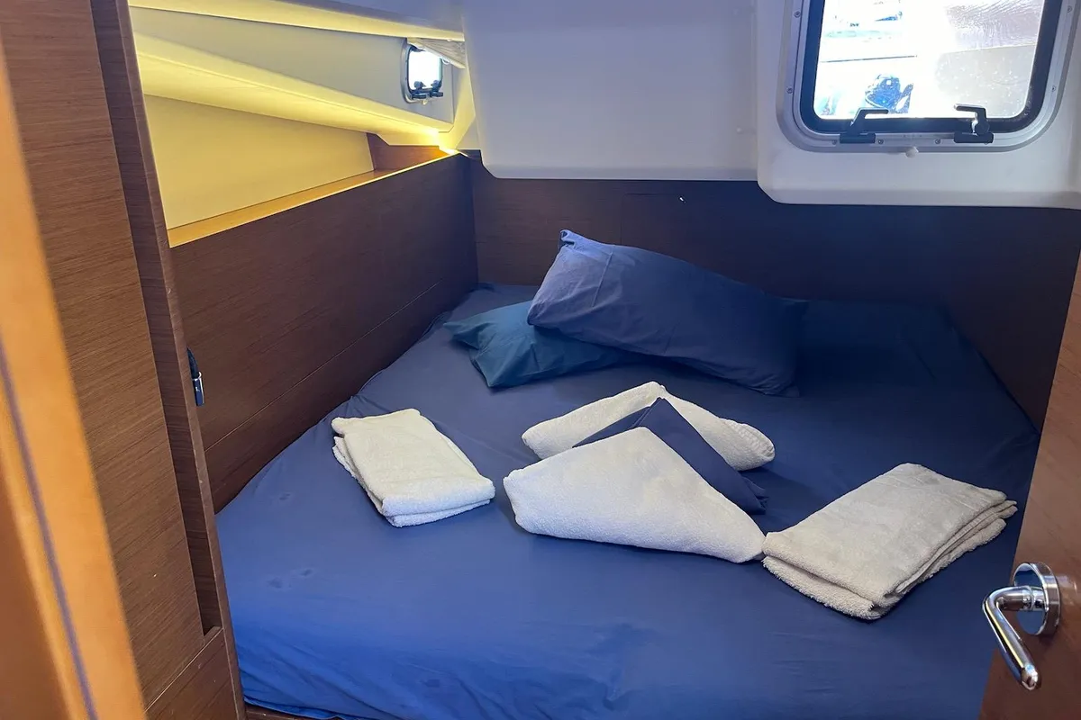 Cabin on Cicerenella, a Jeanneau Sun Odyssey 440 sailboat at Cannigione, Italy