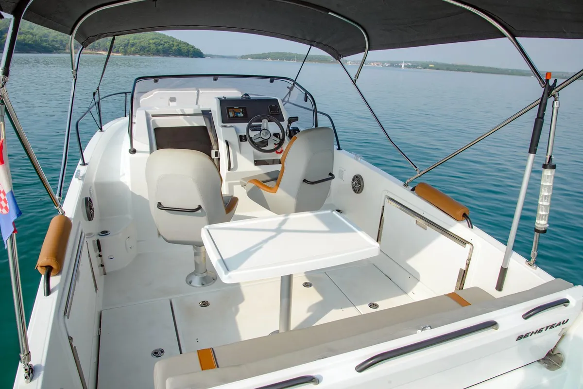 Deck of Beneteau Flyer 8 #2, a Beneteau Flyer 8 SUNdeck motorboat at Općina Medulin, Croatia