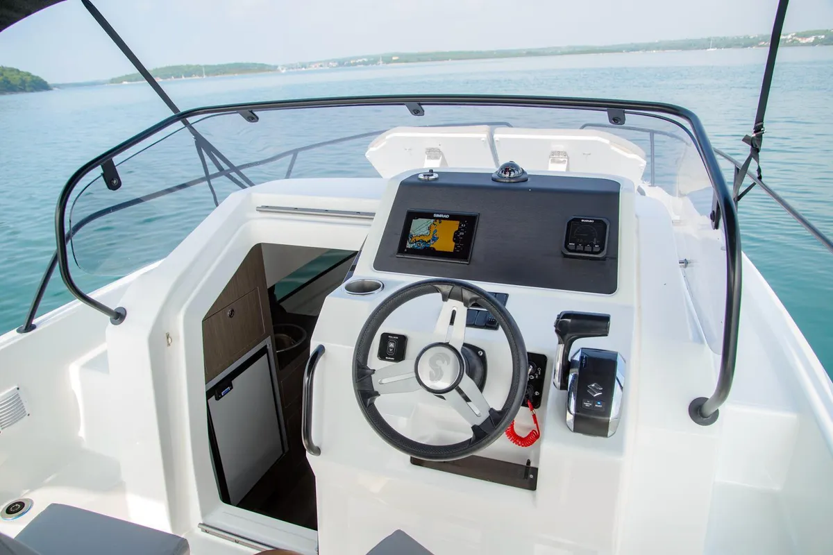 Cockpit of Beneteau Flyer 8 #2, a Beneteau Flyer 8 SUNdeck motorboat at Općina Medulin, Croatia