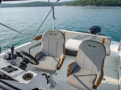 Cockpit of Beneteau Flyer 8 #2, a Beneteau Flyer 8 SUNdeck motorboat at Općina Medulin, Croatia