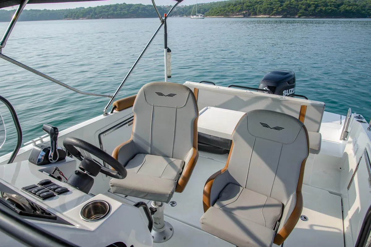 Cockpit of Beneteau Flyer 8 #2, a Beneteau Flyer 8 SUNdeck motorboat at Općina Medulin, Croatia