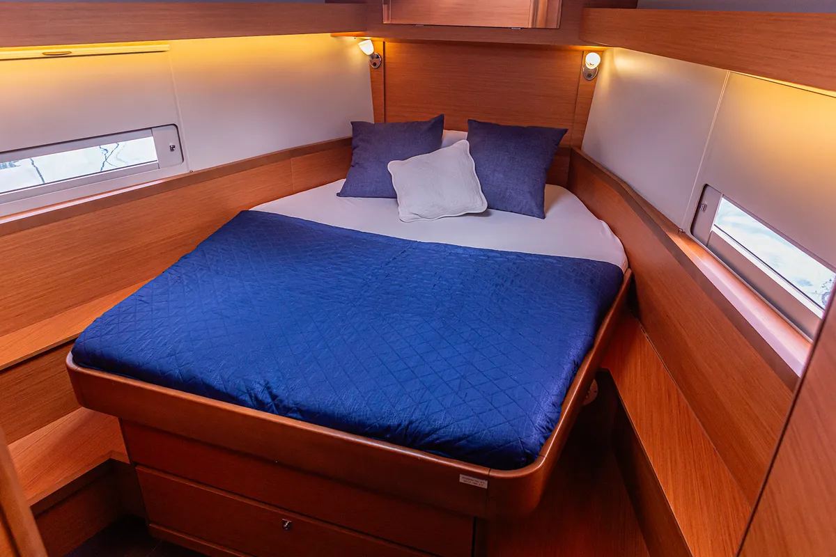 Cabin on Si Può Fare, a Dufour 430 sailboat at Palermo, Italy