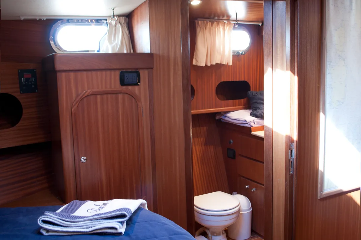 Cabin on Perla di mare, a Sciallino 40 motorboat at Cagliari, Italy