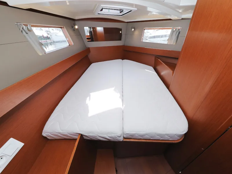Cabin on Seven, a Beneteau Oceanis 41.1 sailboat at Zadar, Croatia