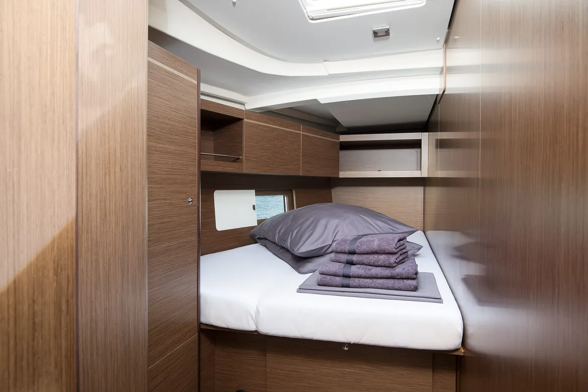 Cabin on Vento di Mare, a Beneteau Oceanis 46.1 sailboat at Općina Medulin, Croatia