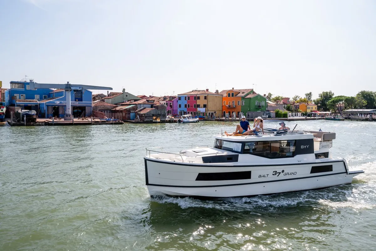 13, a Balt 37 Grand motor yacht at Casier, Italy