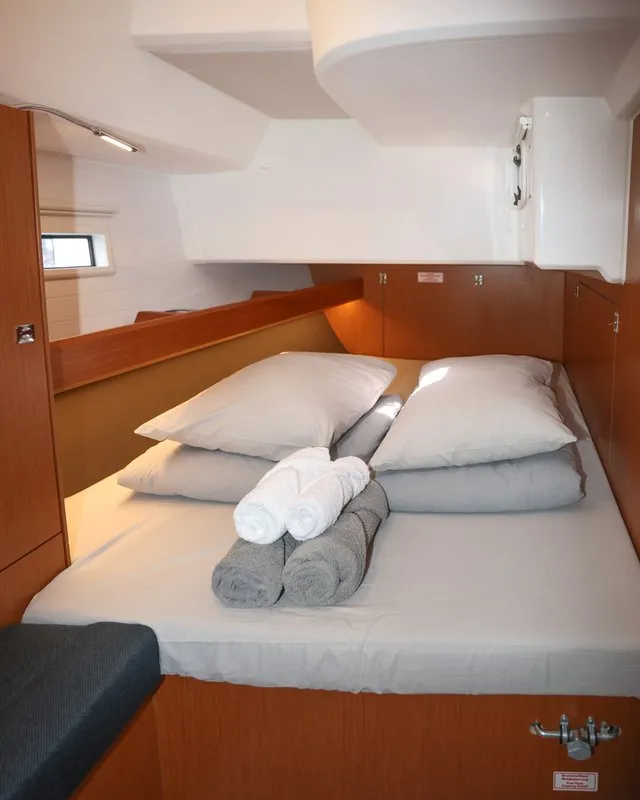 Cabin on Skrivena, a Bavaria Cruiser 46 sailboat at Kaštela, Croatia