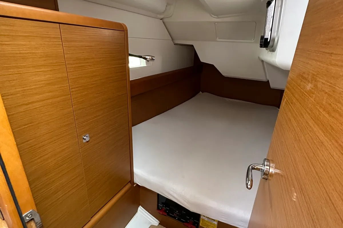Cabin on Freddie, a Jeanneau Sun Odyssey 389 sailboat at Pakoštane, Croatia