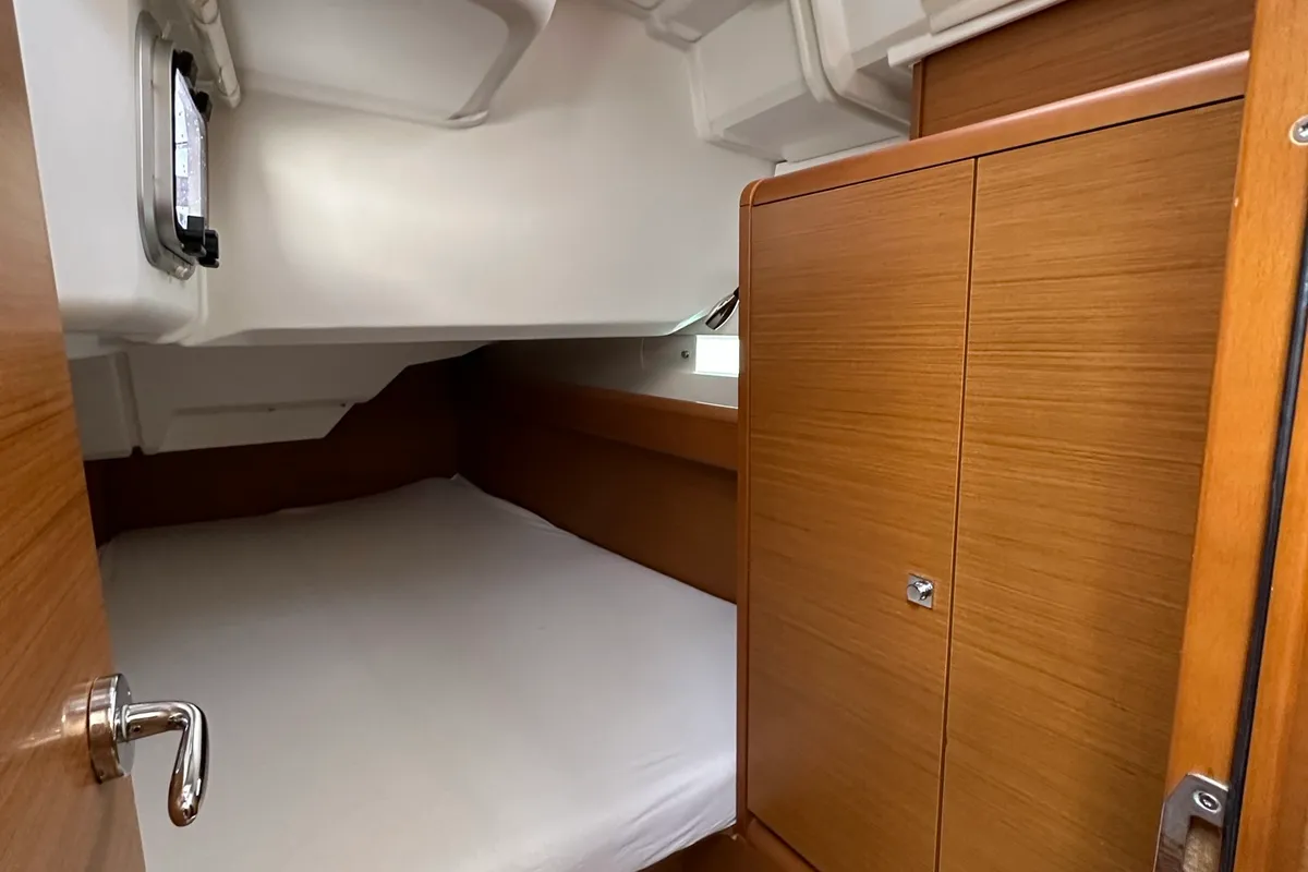 Cabin on Freddie, a Jeanneau Sun Odyssey 389 sailboat at Pakoštane, Croatia