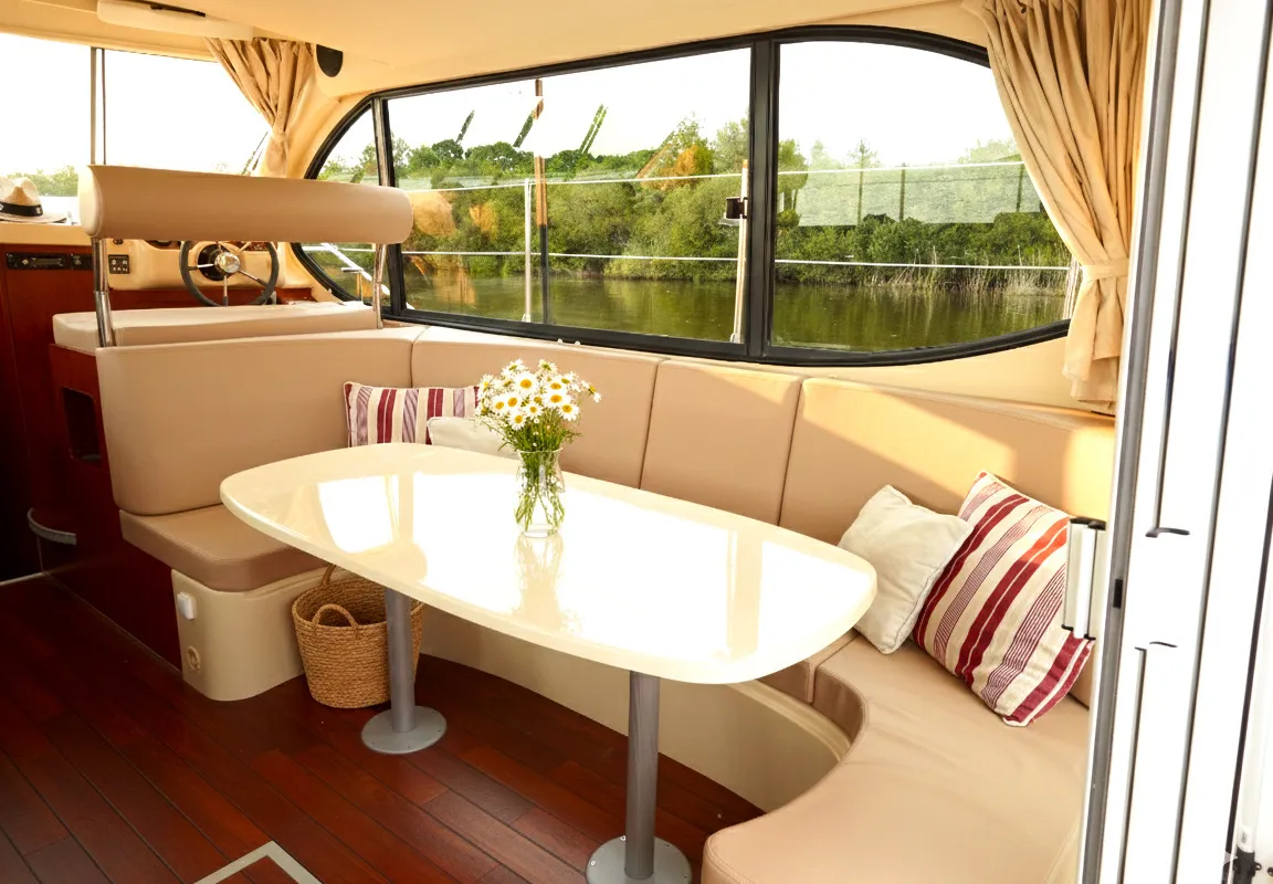 Cruiser Premium 8/10 Pers., a Nicols Estivale Octo motorboat at County Offaly, Ireland