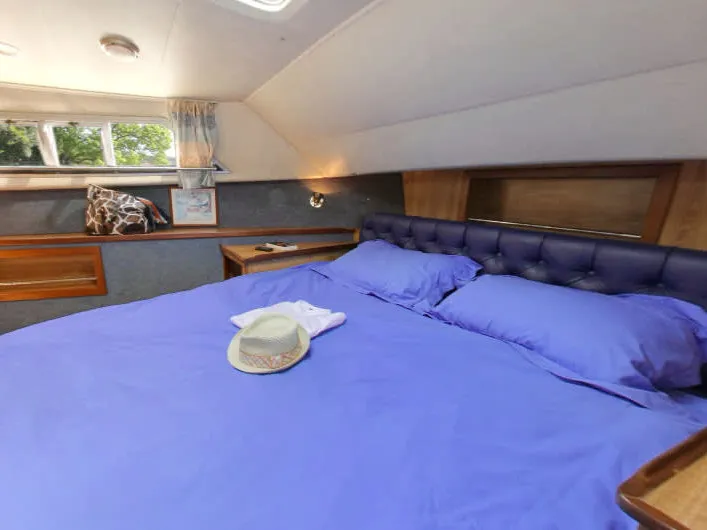 Cabin on Royal Classique - Comfort 4, a Cygnet Royal Classique motorboat at Saint-Usage, France