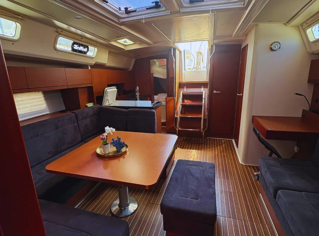Salon of Meryl, a Hanse 458 sailboat at Kaštela, Croatia