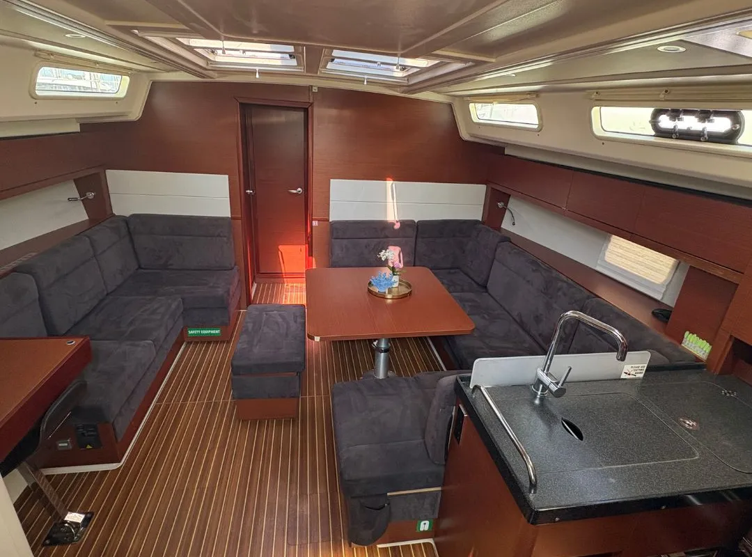 Salon of Meryl, a Hanse 458 sailboat at Kaštela, Croatia