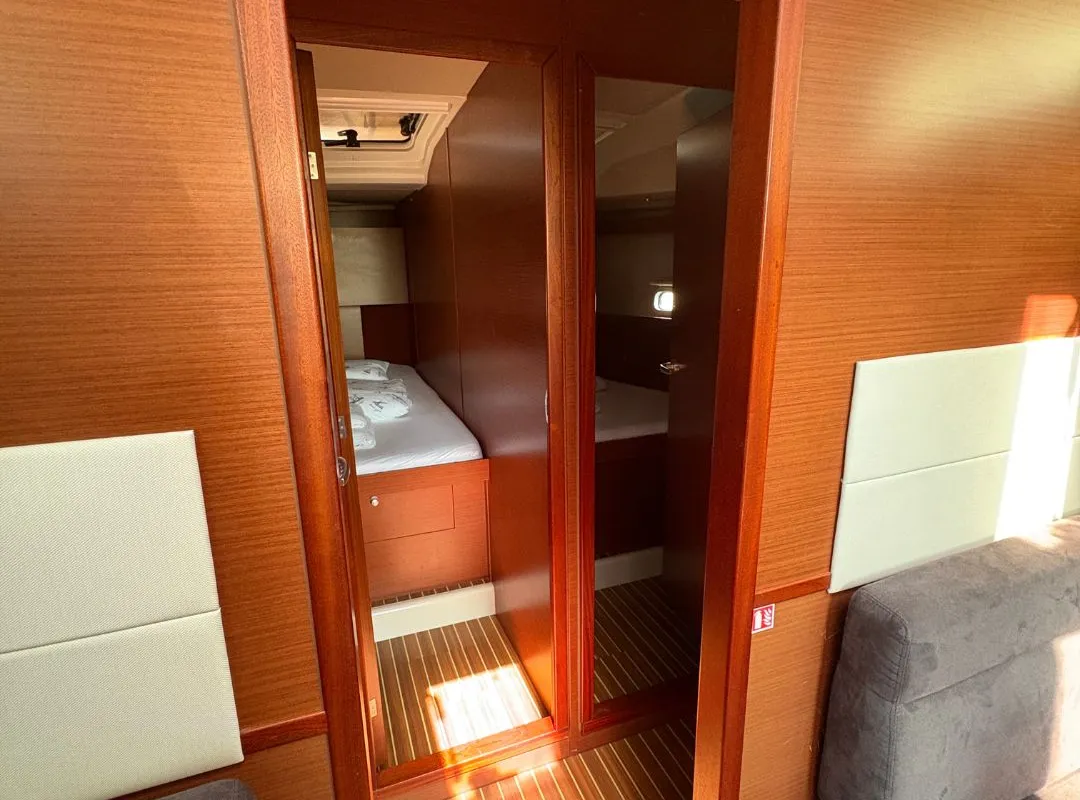 Cabin on Meryl, a Hanse 458 sailboat at Kaštela, Croatia