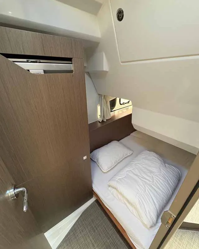 Cabin on Solea, a Jeanneau Merry Fisher 1095 Fly motorboat at Jezera, Croatia