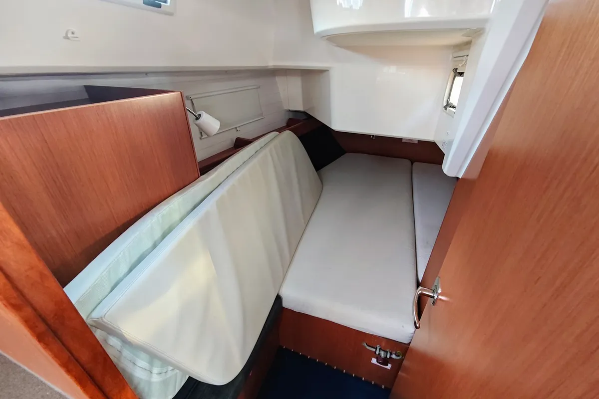 Cabin on Atena, a Bavaria Cruiser 37 sailboat at Općina Sukošan, Croatia