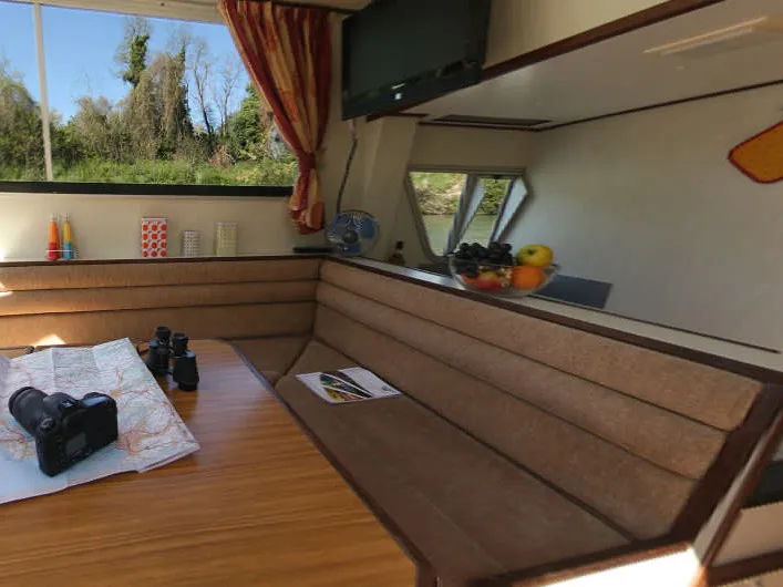Salon of Continentale - Budget 7, a Cygnet Continentale motorboat at Decize, France