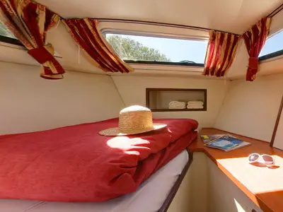 Cabin on Continentale - Budget 7, a Cygnet Continentale motorboat at Decize, France