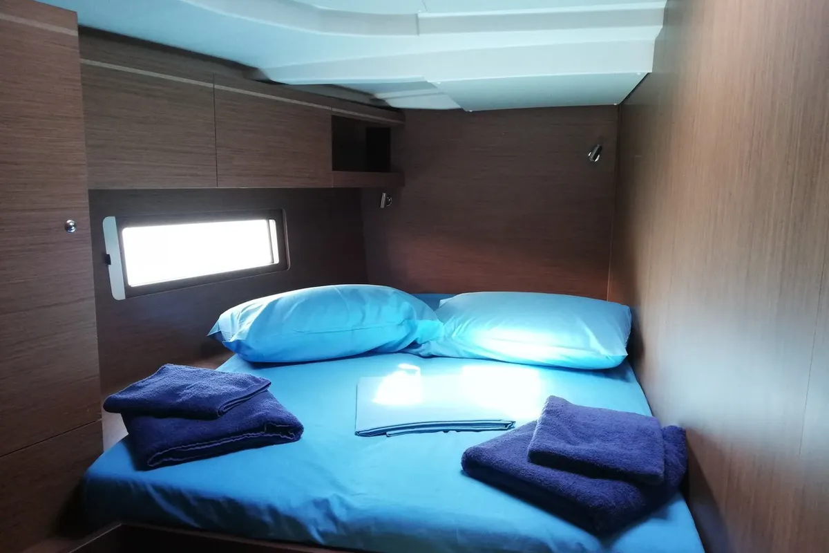 Cabin on San Blas, a Beneteau Oceanis 51.1 sailboat at Tonnarella, Italy