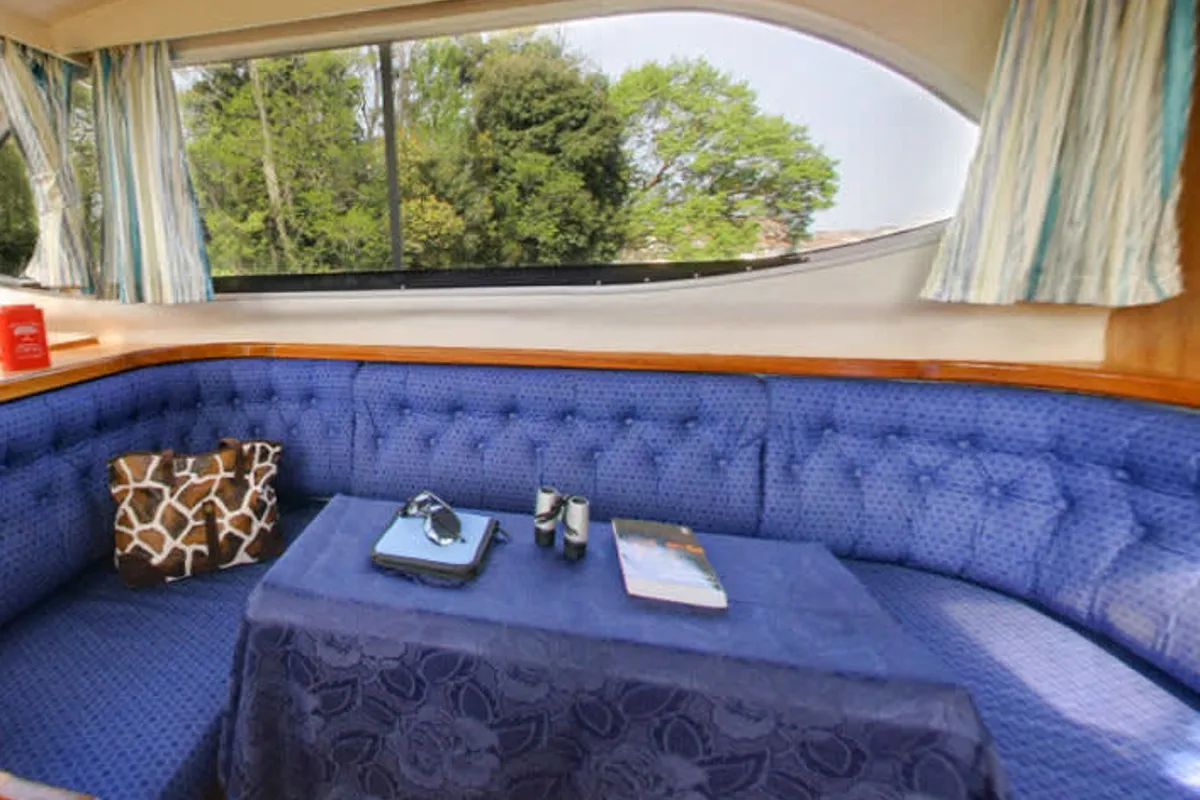 Salon of Countess - Budget 12, a Cygnet Countess motorboat at Le Mas-d'Agenais, France