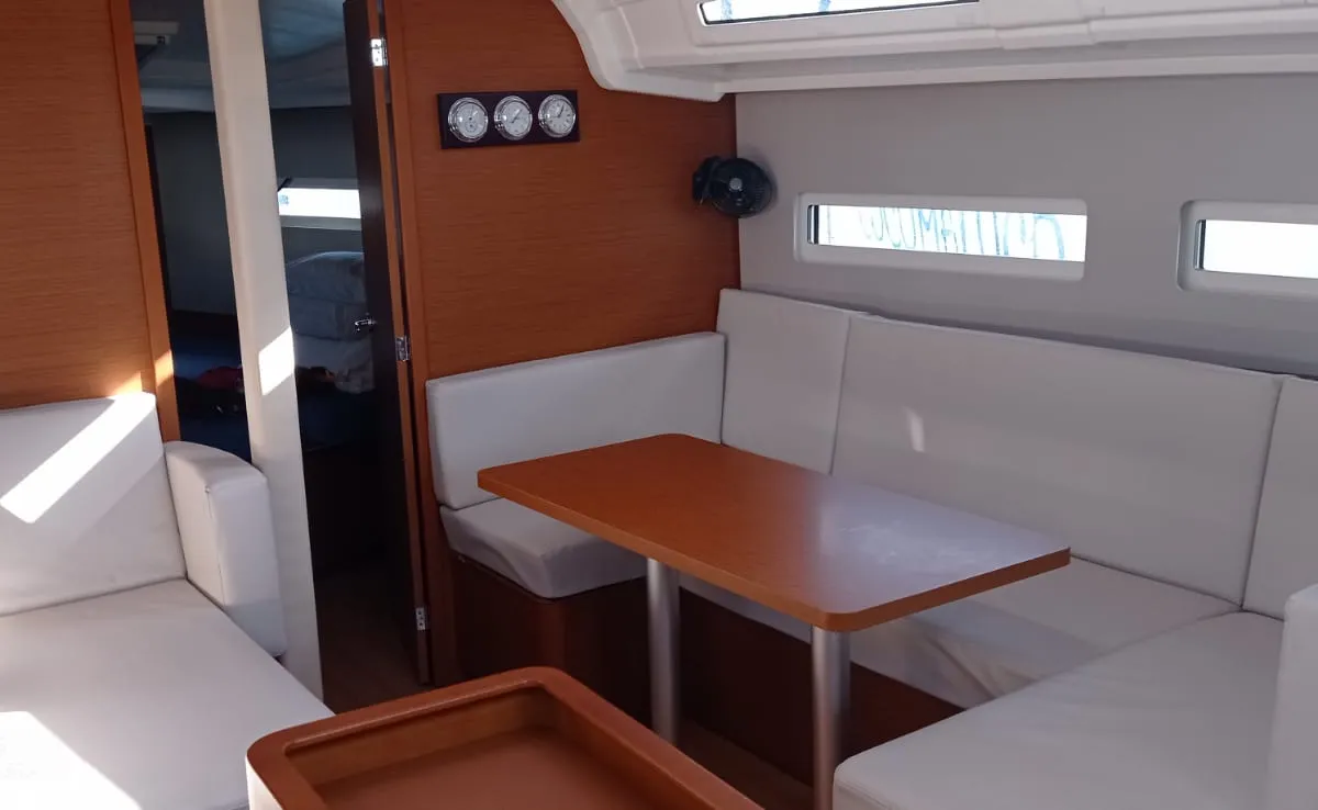 Salon of Verdejo (Las Galletas), a Jeanneau Sun Odyssey 410 sailboat at Elephant Butte Estates, United States