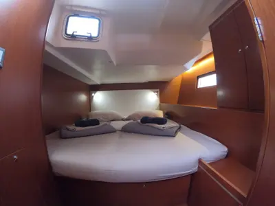 Cabin on Famiglia, a Beneteau Oceanis 51.1 sailboat at Athens, Greece