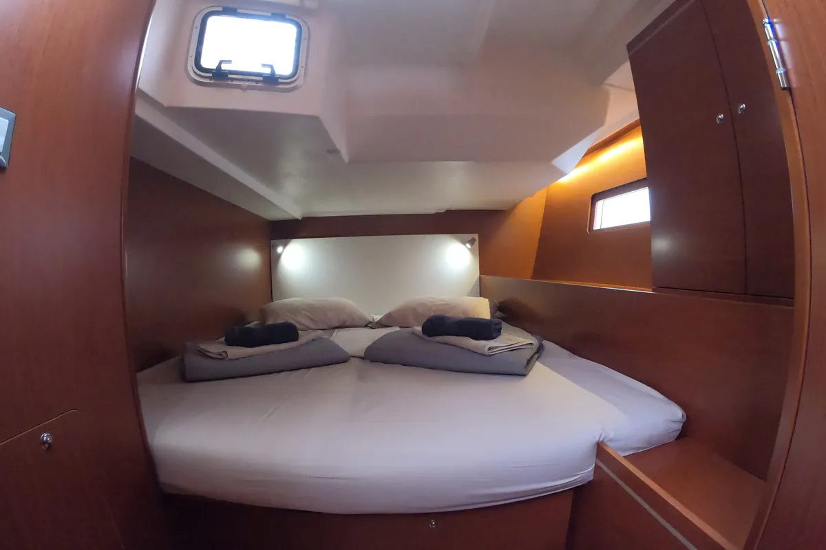 Cabin on Famiglia, a Beneteau Oceanis 51.1 sailboat at Athens, Greece