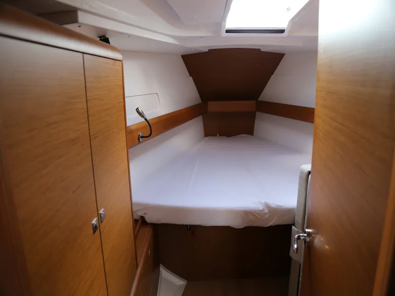 Cabin on Kandur II, a Jeanneau Sun Odyssey 419 sailboat at Kaštela, Croatia