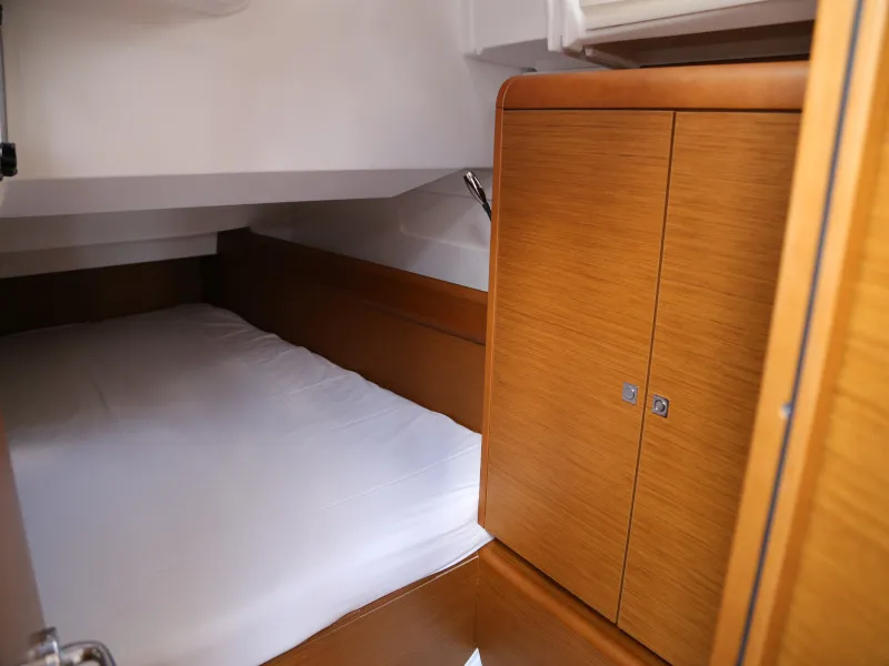Cabin on Kandur II, a Jeanneau Sun Odyssey 419 sailboat at Kaštela, Croatia