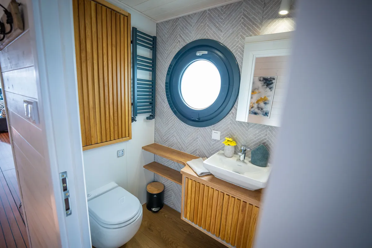 Head on Aquila, a Woma D13 motorboat at Fürstenberg/Havel, Germany