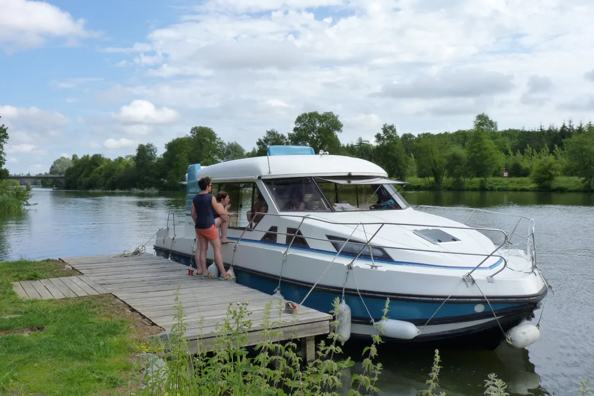 Exterior view of Sonate, a Nicols Sedan 1000 motorboat at Grez-Neuville, France