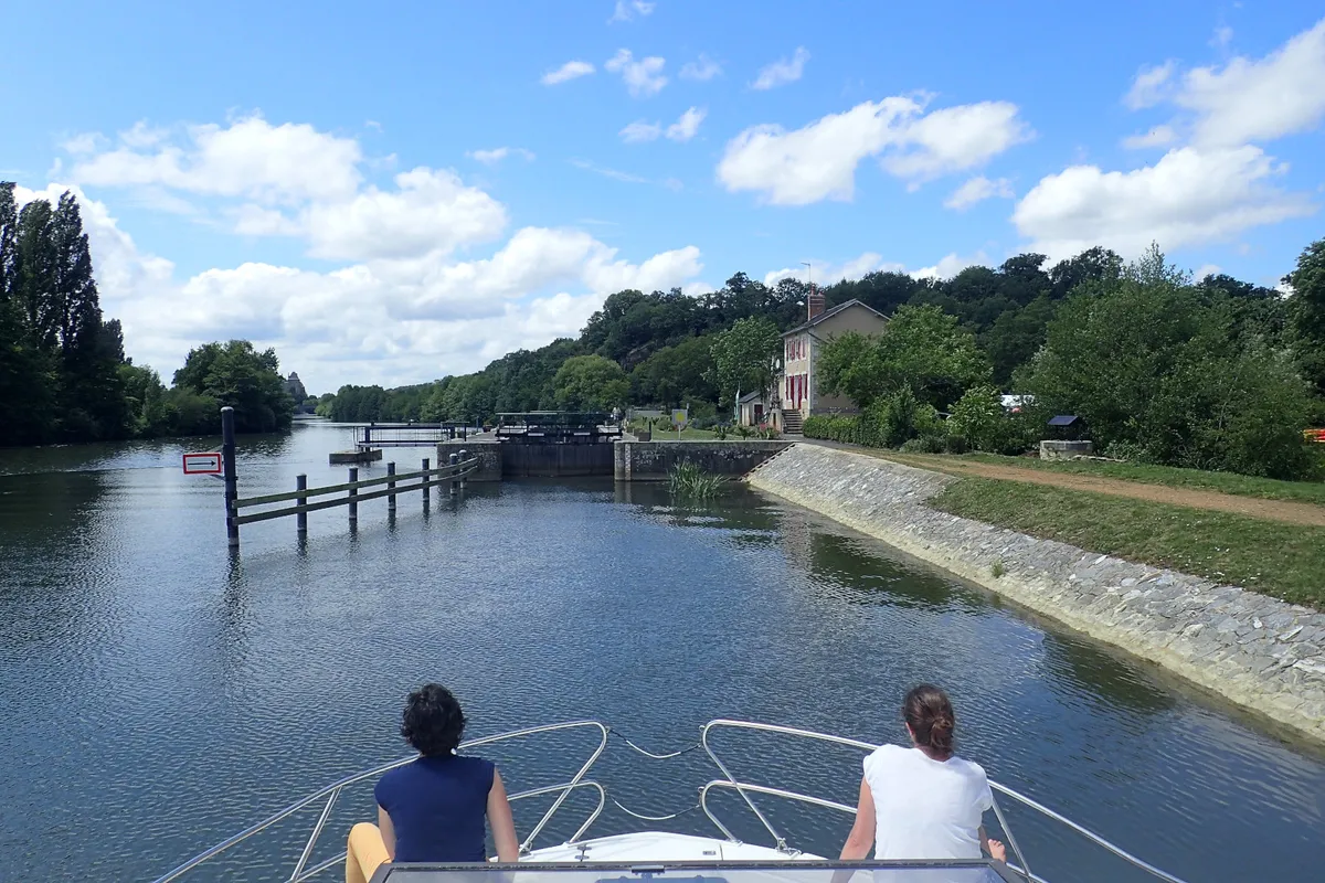 Exterior view of Sonate, a Nicols Sedan 1000 motorboat at Grez-Neuville, France