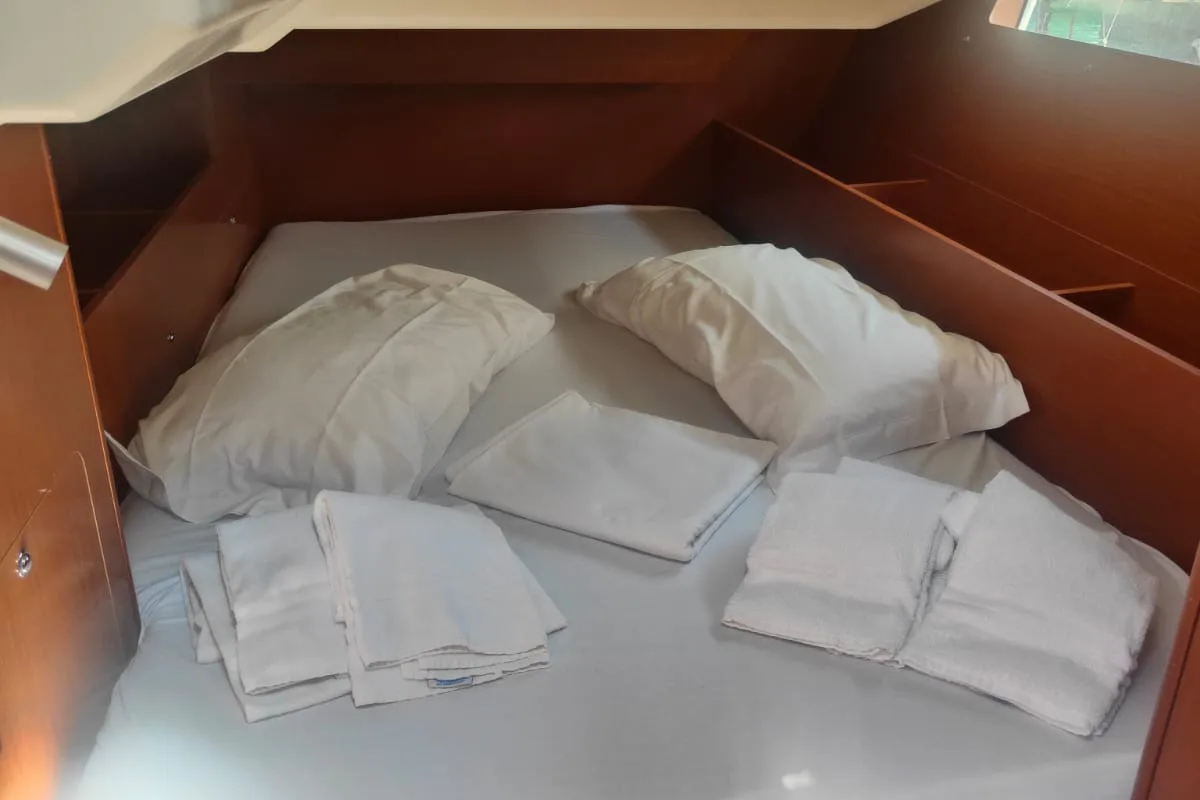 Cabin on Paulina, a Beneteau Oceanis 41.1 sailboat at Procida, Italy