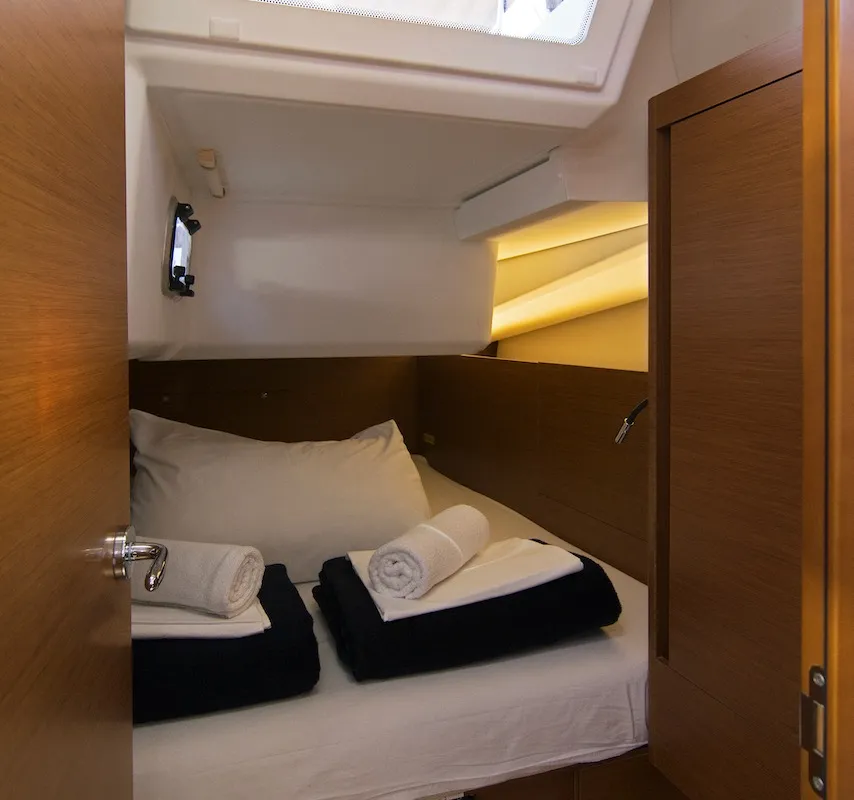 Cabin on Tanpopo, a Jeanneau Sun Odyssey 440 sailboat at Split, Croatia