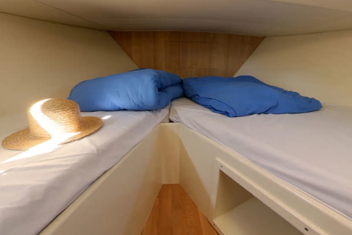 Cabin on Elegance - Comfort 38, a Cygnet Elegance motorboat at Migennes, France